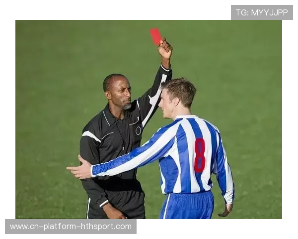 姆巴佩赛后帮助伤员上台领奖，绅士气质圈粉