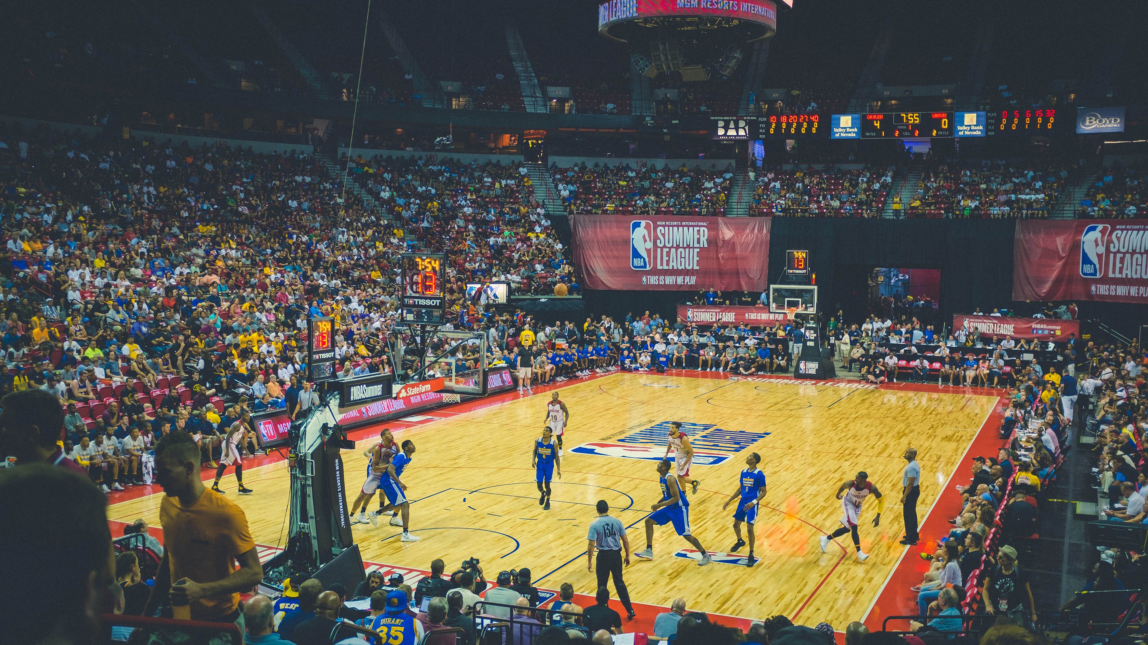 足球超级杯揭幕 联赛冠军对阵杯赛冠军巅峰碰撞