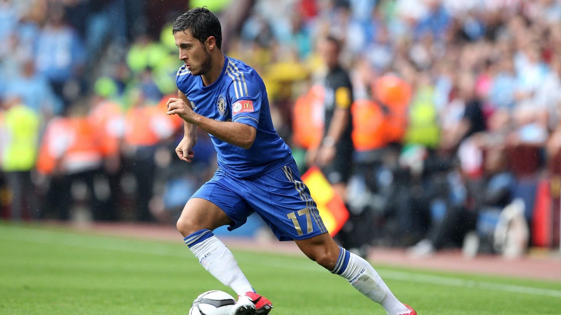 雪圈下坡趣味竞速赛 大人小孩一起尖叫着冲向终点